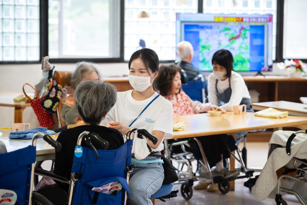 AIにはできない、人間の仕事だから介護はかっこいい。利用者さんの日常を支える介護技術の奥深さ。